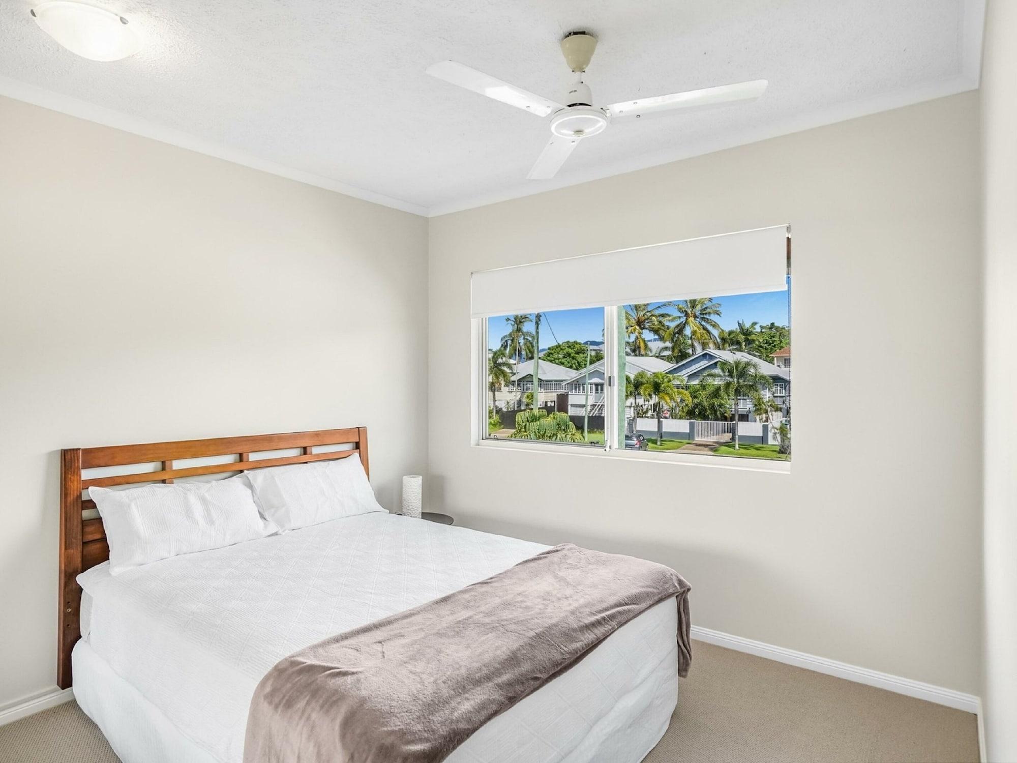 North Cove Waterfront Suites Cairns Exteriör bild